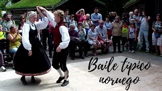 Baile típico noruego en el Museo Folklórico de Oslo [upl. by Narut]